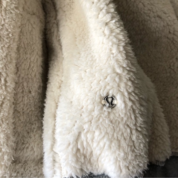 Authentic LULULEMON reverse Hoody. Size 6. Worn a few times. Excellent condition - Picture 7 of 7